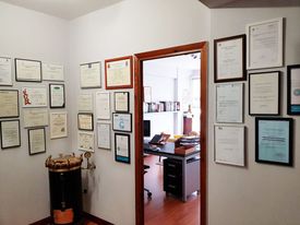 Antonio Tova de Llano pared con certificados 